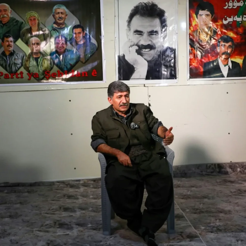 القيادي في حزب العمال الكردستاني آمد ملازغرت في مخبأ في جبال قنديل بشمال العراق (أ.ف. ب)