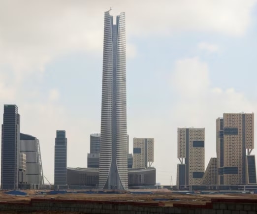 ناطحة سحاب في منطقة الأعمال بالعاصمة الإدارية الجديدة بشرق القاهرة في مصر 2023 (رويترز)