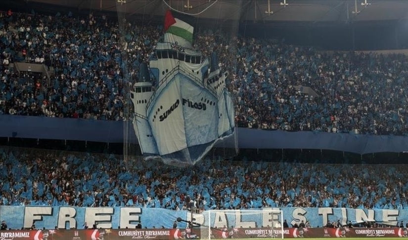 جماهير بشكتاش تشعل المدرجات تضامناً مع فلسطين في ديربي إسطنبول (فيديو)