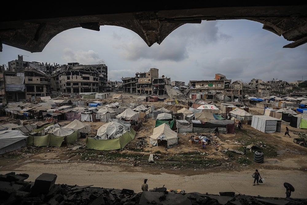 خيام للعائلات الفلسطينية العائدة إلى حي الشجاعية شرق مدينة غزة وسط الدمار الذي خلّفه الاحتلال الإسرائيلي (أ ف ب)