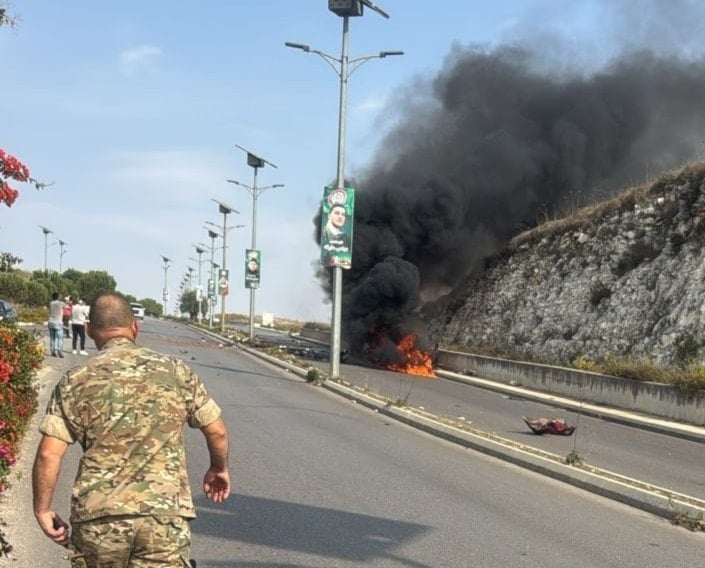 مسيّرة إسرائيلية استهدفت سيارة على طريق 