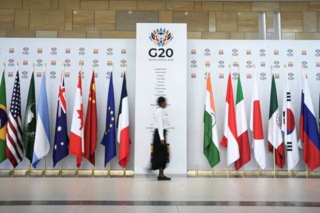 امرأة تمشي في مركز مؤتمرات كيب تاون الدولي خلال اجتماع وزراء مالية مجموعة العشرين في جنوب أفريقيا (رويترز)