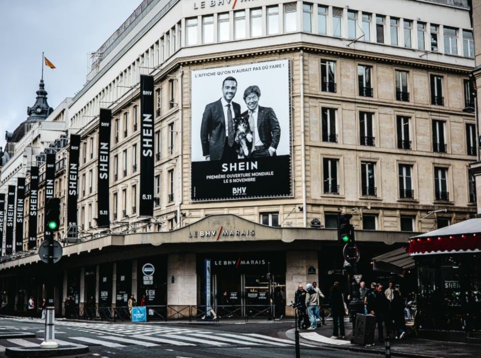 شعار شركة الأزياء السريعة الصينية Shein على واجهة متجر BHV Marais في باريس