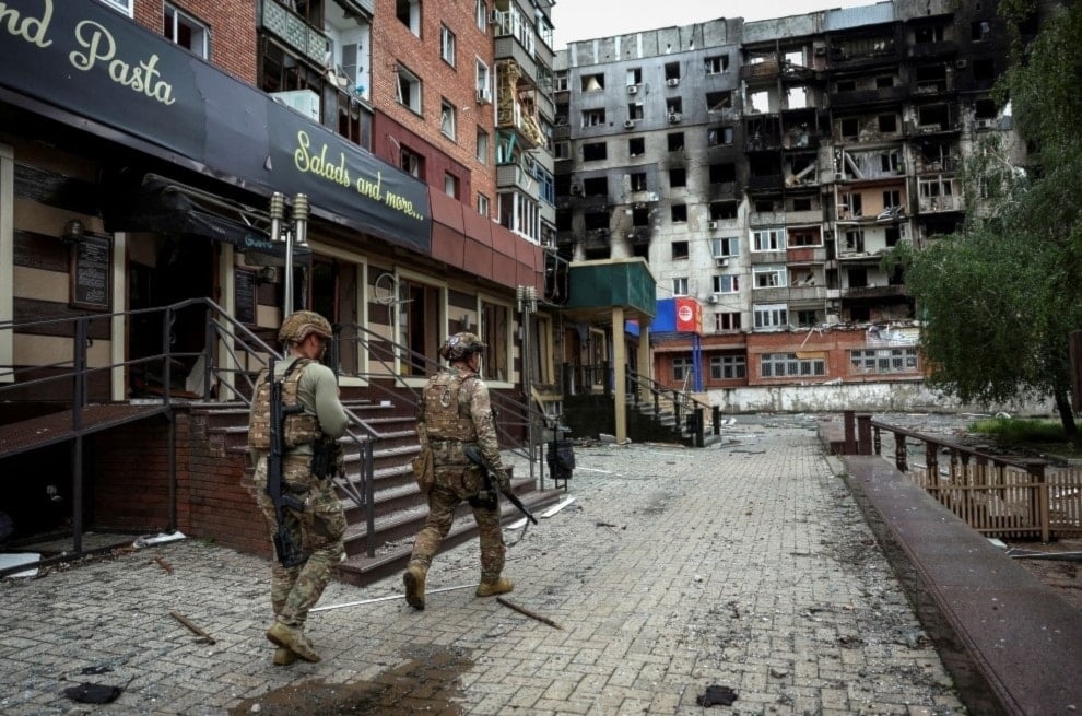 أفراد من ضباط الشرطة الأوكرانية يقومون بإجلاء الأشخاص من البلدات والقرى الواقعة على الخطوط الأمامية، في بلدة بوكروفسك الواقعة في منطقة دونيتسك. أوكرانيا. 21 أيار/مايو 2025 (رويترز)