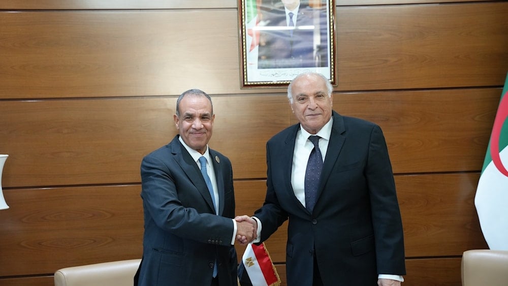 وزير الخارجية المصري بدر عبد العاطي يصافح نظيره الجزائري أحمد عطاف خلال زيارة إلى الجزائر للمشاركة باجتماع الآلية الثلاثية لدول جوار ليبيا