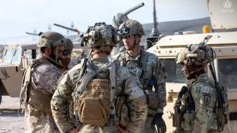 عناصر من الجيشين السعودي والأميركي أثناء تنفيذ المناورة العسكرية البرية بن الطريفين (رويترز)