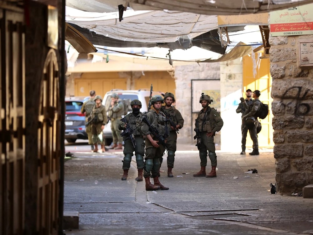 اعتقالات وحملات دهم في الضفة الغربية.. والمستوطنون يستولون على أراضٍ زراعية