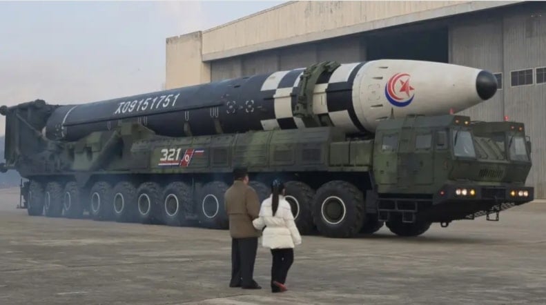 الرئيس الكوري الشمالي يشرف مع ابنته على إطلاق صاروخ باليستي عابر للقارات (أرشيفية)