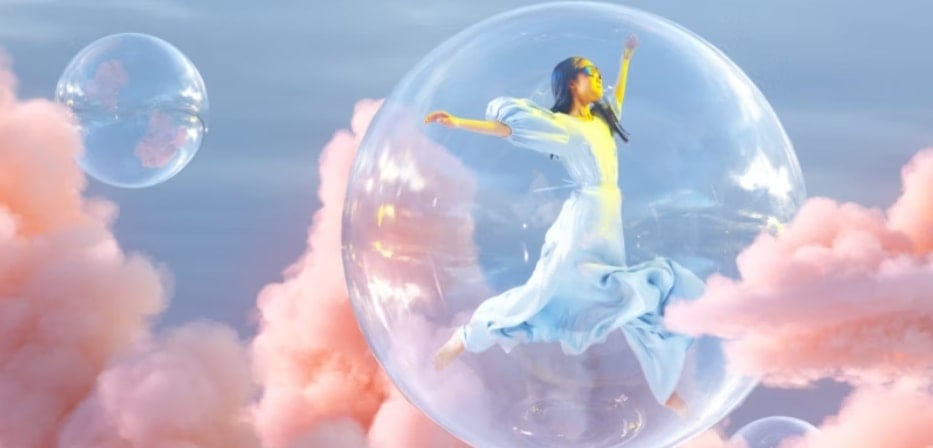 طريقة واحدة لتذكر أحلامك بشكل أفضل: دوّنها فور استيقاظك. (أندريه أونوفرينكو/مومنت/ جيتي)