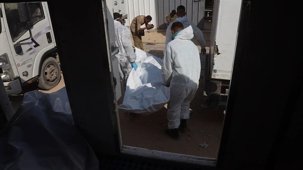 فرق اللجنة الدولية للصليب الأحمر نقلت جثامين 15 فلسطينياً إلى مستشفى ناصر بعد أن سلمها الاحتلال الإسرائيلي 8 تشرين الثاني/نوفمبر 2025 (الأناضول)