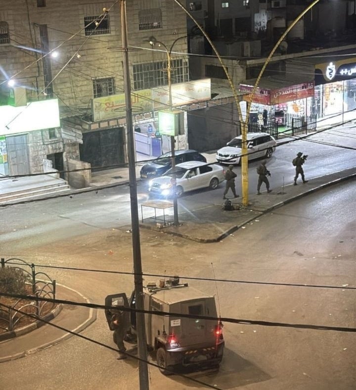 قوات الاحتلال تنتشر بمنطقة دوار المختار في مدينة الخليل 8 تشرين الثاني/نوفمبر 2025 (متداول)