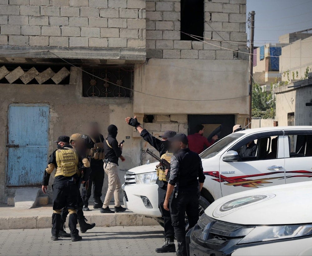 لقطة من العملية الأمنية التي نفذتها وزارة الداخلية بالتعاون مع جهاز الاستخبارات العامة في حلب (سانا)