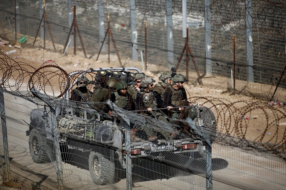 مركبة عسكرية إسرائيلية تسير في مرتفعات الجولان المحتلة، جنوب غرب سوريا (رويترز)