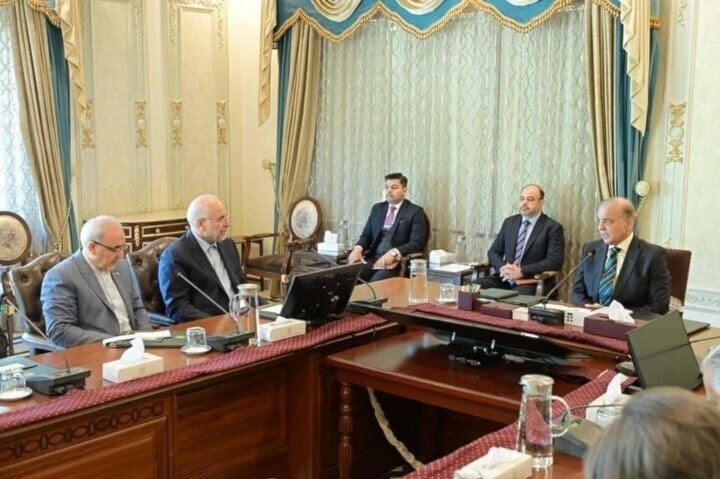 رئيس مجلس النواب الإيراني، الدكتور محمد باقر قاليباف، في محادثة مع رئيس وزراء باكستان، شهباز شريف. إسلام آباد، باكستان. 7 تشرين الثاني/نوفمبر 2025. (الحكومة الباكستانية - المكتب الإعلامي)