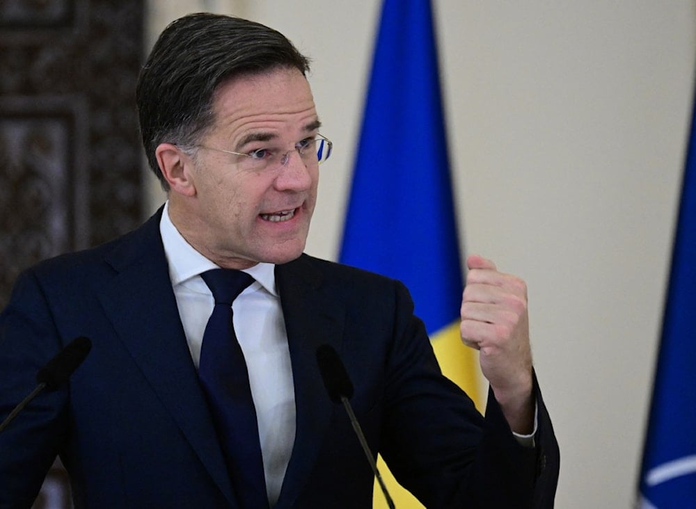 الأمين العام لحلف شمال الأطلسي مارك روته يتحدث في مؤتمر صحافي مع الرئيس الروماني في قصر كوتروسيني الرئاسي في بوخارست (أ ف ب)