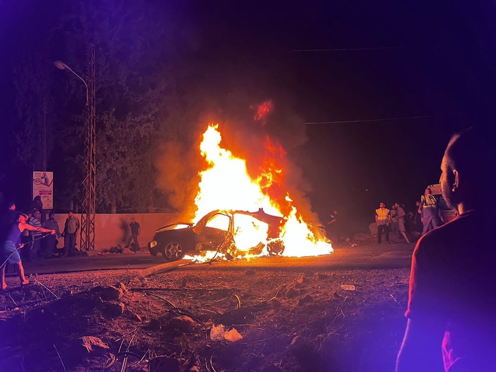 سيارة تحترق بعد غارة من مسيرة إسرائيلية استهدفتها في بلدة حومين الفوقا جنوبي لبنان (تواصل اجتماعي)