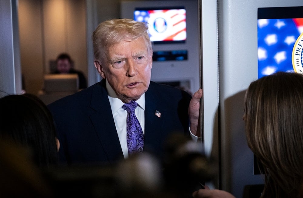 الرئيس الأميركي دونالد ترامب يتحدث إلى الصحافة على متن طائرة الرئاسة في طريقه إلى واشنطن (وكالات)