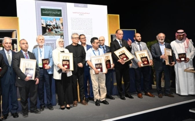 تتويج فائزين في دورة سابقة 