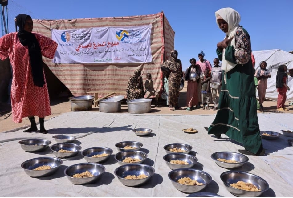 نجوى عيسى آدم، لاجئة سودانية من الفاشر، تُحضّر أطباق المعكرونة واللحوم للأطفال الأيتام وعائلات اللاجئين الوافدين حديثًا باستخدام أموال التبرعات في مخيم تين العابر في شرق تشاد