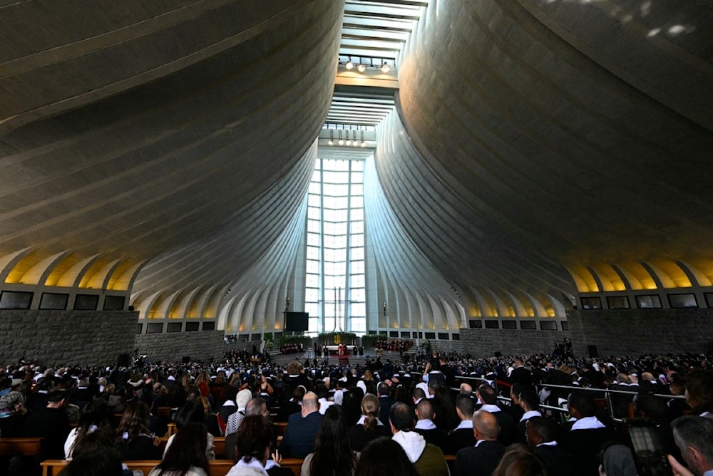 بابا الفاتيكان لاوون الرابع عشر يترأس  اجتماعاً مع الأساقفة والكهنة والمكرسين والعاملين في مزار سيدة لبنان في حريصا شمال شرق العاصمة بيروت في إطار زيارته التاريخية (أ ف ب)