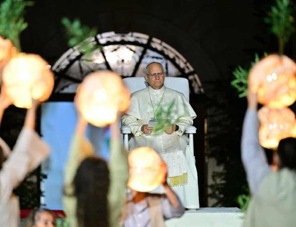 البابا لاوون الرابع عشر يشاهد عرضا خلال لقاء مع الشباب في البطريركية المارونية في بكركي، في 1 كانون الأول/ديسمبر 2025 (أ.ف.ب)