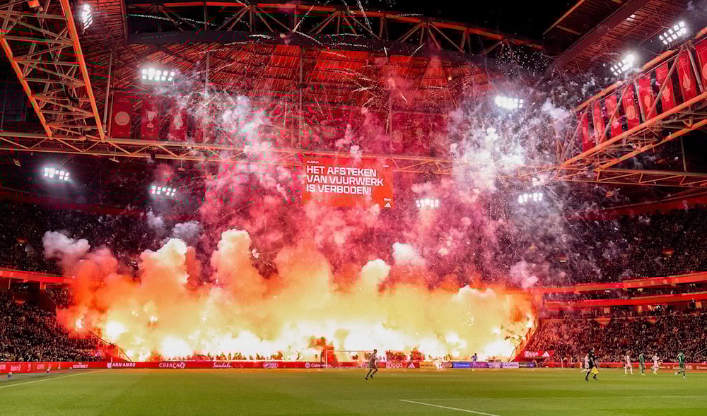 أياكس يدين شغب جماهيره وإلغاء مباراته أمام غرونينغن بسبب الألعاب النارية