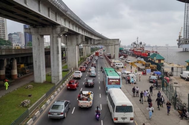 حركة المرور على الطريق على طول المارينا في لاغوس في نيجيريا 2024 (رويترز)