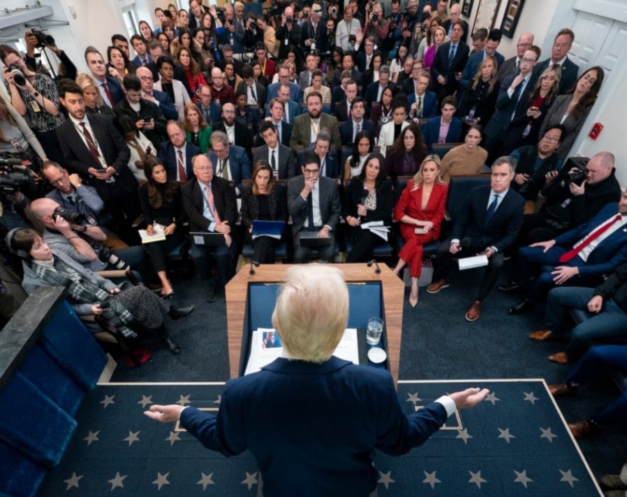 الرئيس الأميركي دونالد ترامب يتحدث مع الصحافيين في قاعة جيمس برادي للمؤتمرات الصحافية في البيت الأبيض (أسوشيتيد برس)