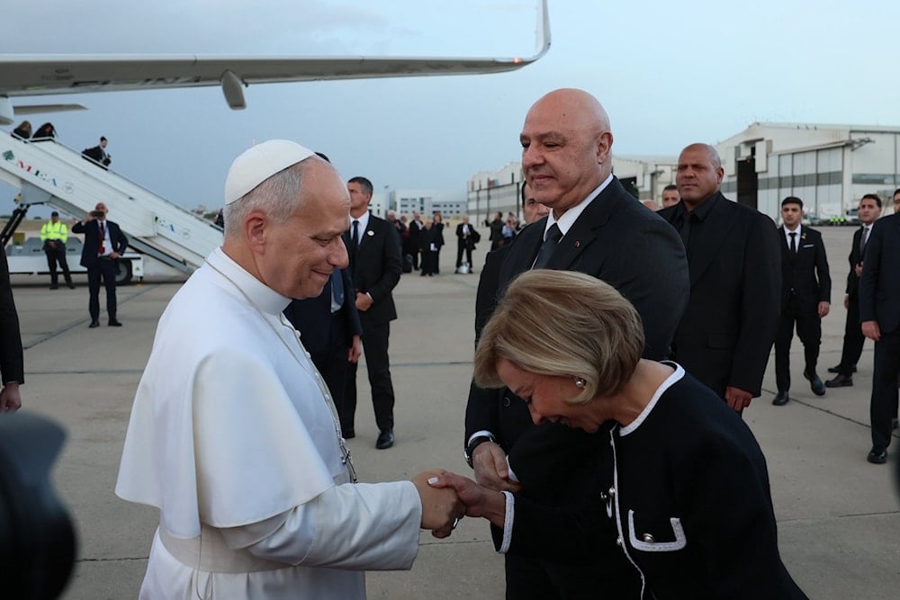 الرئيس اللبناني جوزاف عون واللبنانية الأولى نعمت عون يستقبلان البابا لاوون الـ 14 في مطار بيروت