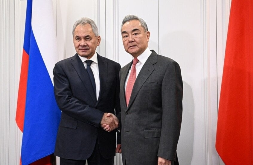 سكرتير مجلس الأمن الروسي سيرغي شويغو مع وزير الخارجية الصيني وانغ يي (وكالات)