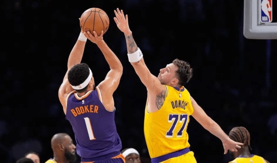 صنز يوقف سلسلة انتصارات ليكرز رغم إصابة بوكر