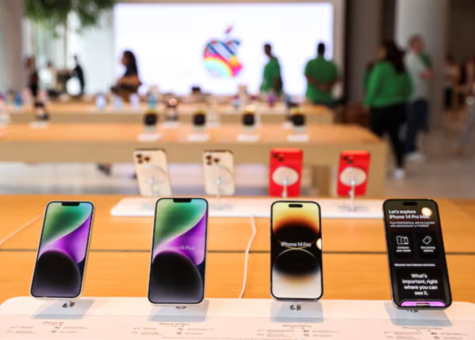 تظهر هواتف آيفون من آبل قبل يوم من إطلاقها في مومباي، الهند، 17 أبريل 2023. (الصورة: رويترز/فرانسيس ماسكارينهاس)