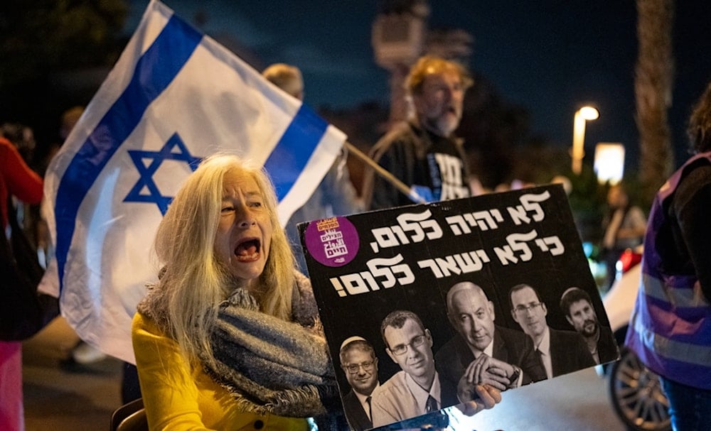 متظاهرون إسرائيليون من أمام منزل الرئيس إسحاق هرتسوغ في 