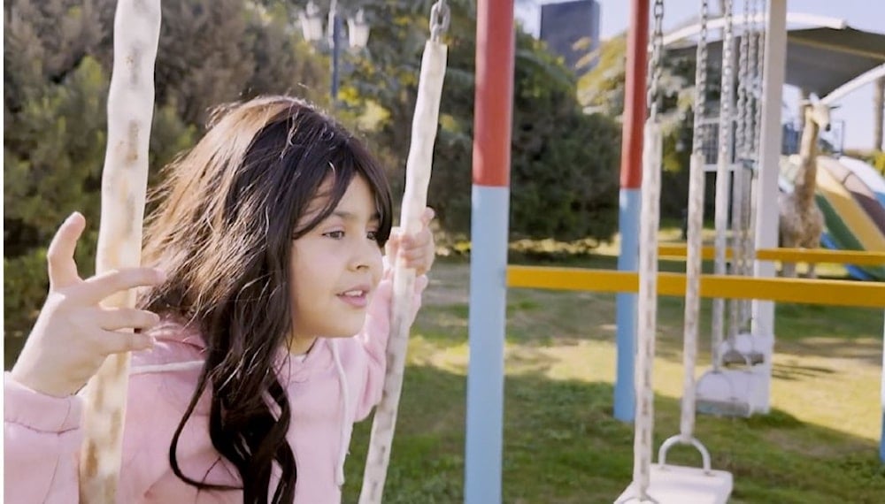 حليمة في مصر تغنّي بعد حصولها على شعر مستعار، في رحلة التعافي من صدمة الجراحة