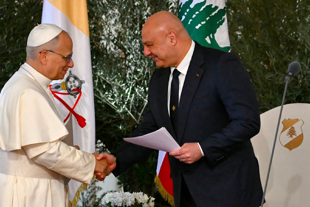 البابا لاوون الـ 14 والرئيس اللبناني جوزاف عون خلال المراسم الوداعية للبابا في مطار بيروت (أ ف ب)