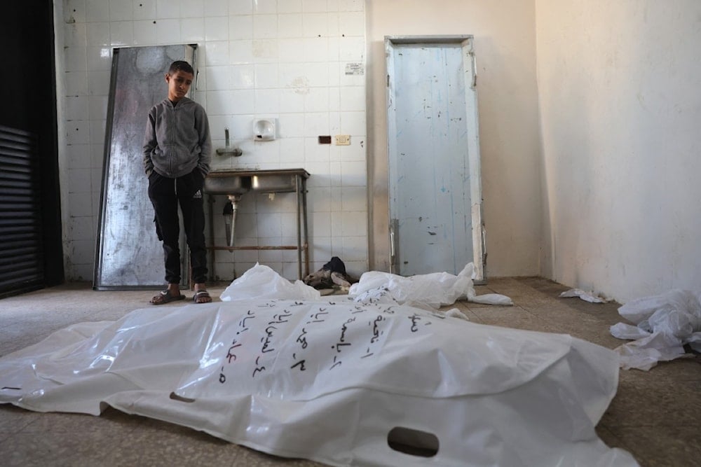 جثمان شهيد فلسطيني منتشل في مستشفى الأقصى في دير البلح وسط قطاع غزة (أ ف ب)