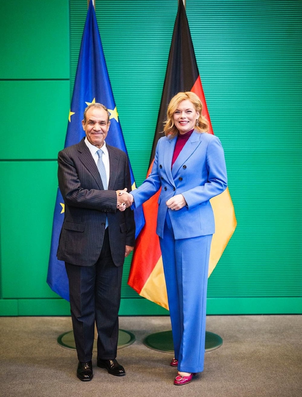 وزير الخارجية المصري بدر عبد العاطي يصافح رئيسة البرلمان الألماني جوليا كلوكنر في برلين