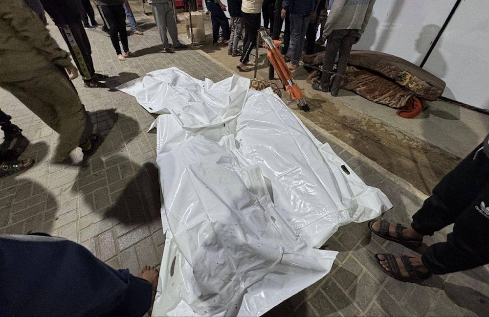 جثامين شهداء بالقصف الإسرائيلي على خان يونس، جنوب قطاع غزة (منصات فلسطينية)