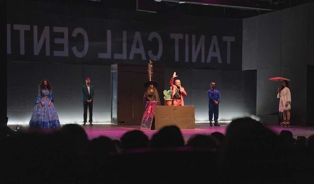 تبدو المسرحية مليئة بالاستعارات