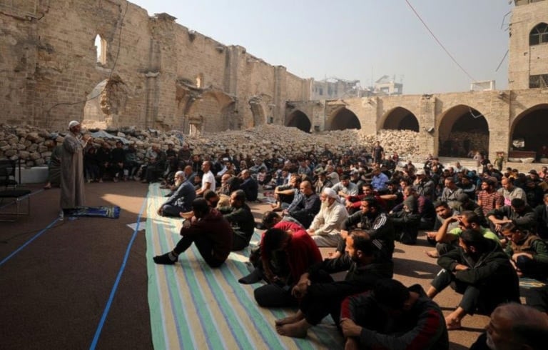 فلسطينيون يؤدون صلاة الجمعة في المسجد العمري بعد القصف الإسرائيلي في 21 تشرين الثاني/نوفمبر  2025 (رويترز)