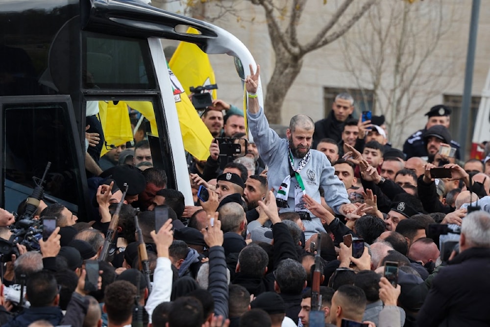 أأسرى فلسطينيون محررون من سجون الاحتلال يصلون إلى رام الله وسط استقبال شعبي حاشد 1/2/2025 (أ ف ب)