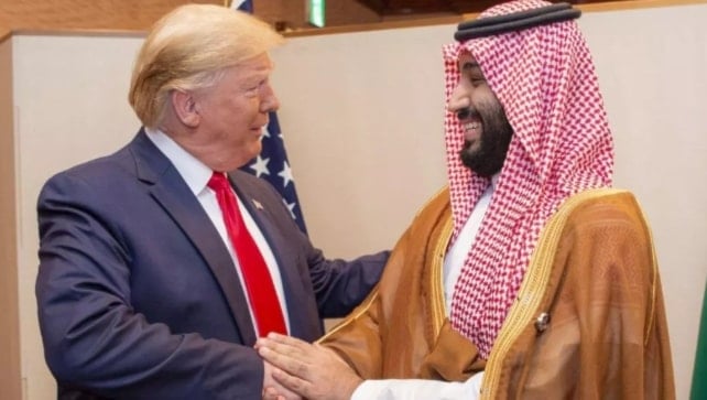 ولي العهد الأمير محمد بن سلمان يصافح الرئيس الأمريكي دونالد ترامب خلال لقائهما في أوساكا، اليابان، بتاريخ 29 حزيران/يونيو 2019 (أرشيفية)