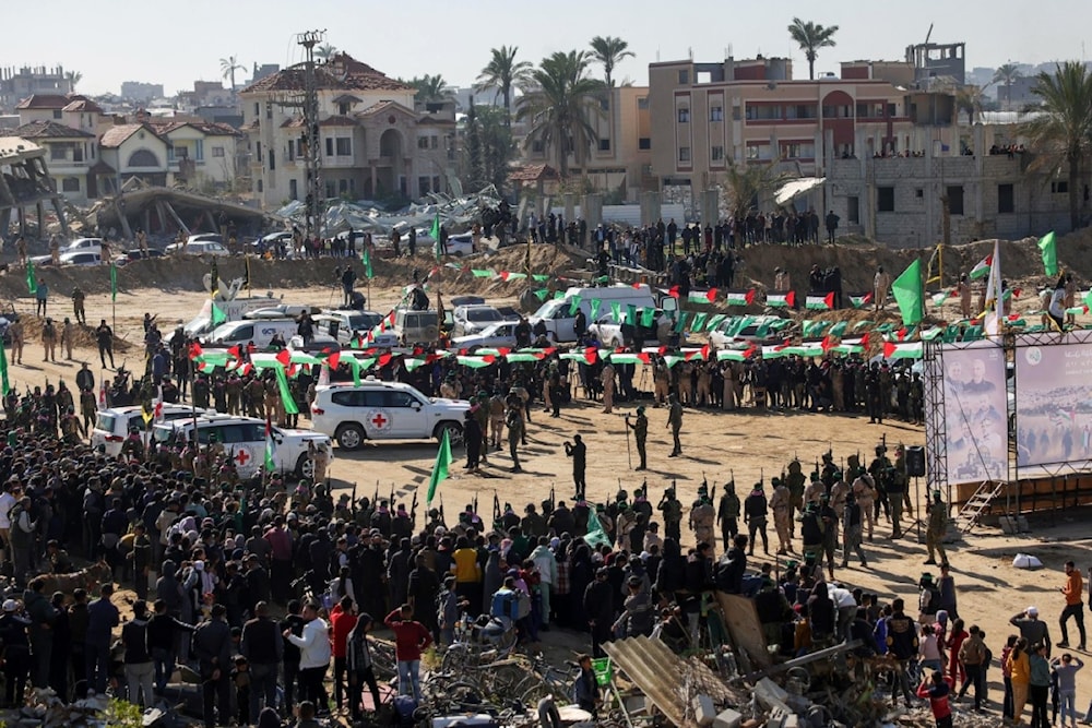 من عملية تسليم المقاومة الفلسطينية الأسرى الإسرائيليين الثلاثة إلى الصليب الأحمر الدولي في خان يونس، ضمن الدفعة السادسة من صفقة التبادل (أ ف ب)