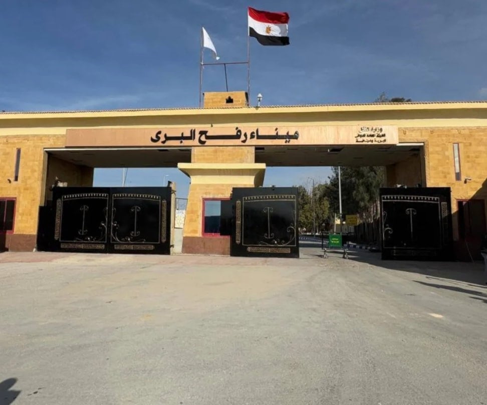 49 مريضاً وجريحاً يغادرون قطاع غزة عبر معبر رفح للعلاج في الخارج