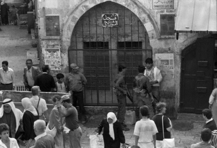 قوات الاحتلال الإسرائيلي تلقي القبض على شاب عند بوابة دمشق في القدس القديمة عام 1987 (
