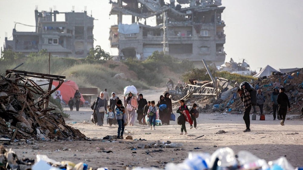 نازحون فلسطينيون ينزحون من بيت حانون في شمالي قطاع غزة بسبب العدوان الإسرائيلي (أ ف ب)