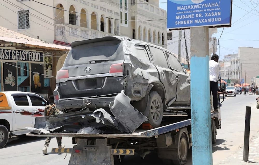 سيارة تابعة لموكب الرئيس الصومالي بعد تعرّضها لهجوم من قبل مسلحي حركة 