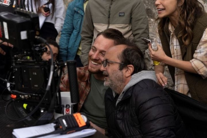 المخرج دونماز مع بطليه خلف المونيتور
