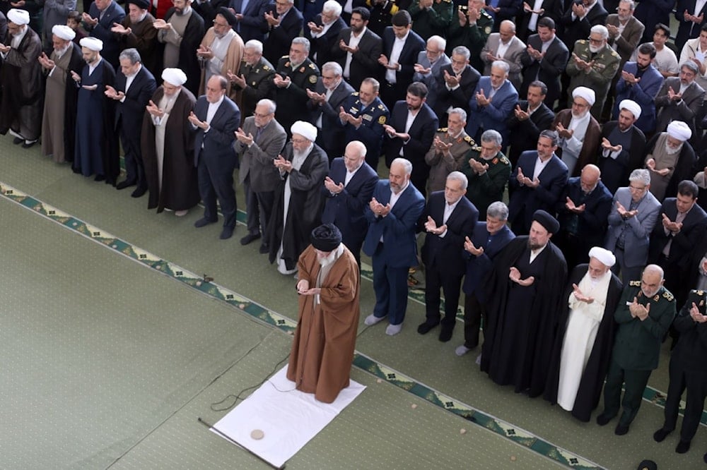 السيد خامنئي يؤم صلاة العيد في مصلى الإمام الخميني في العاصمة الإيرانية طهران