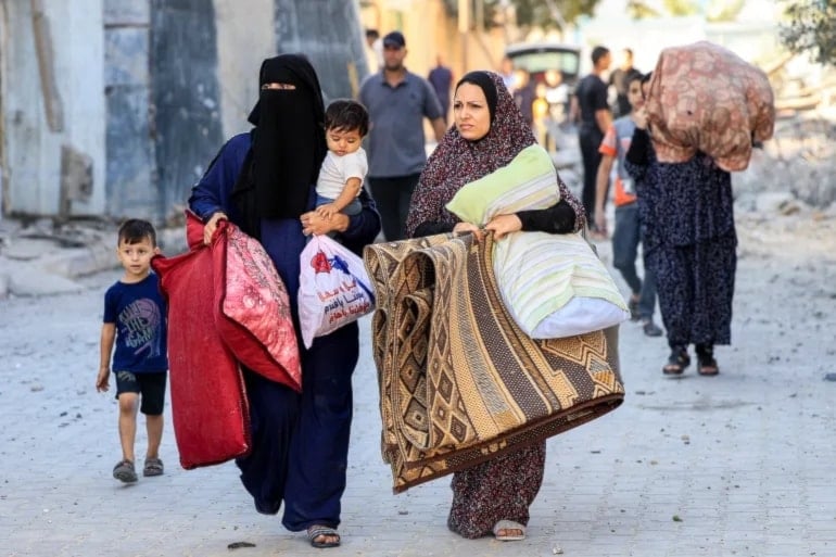 نساء فلسطينيات ينزحن من غزة نتيجة الاعتداءات الإسرائيلية (أرشيف)